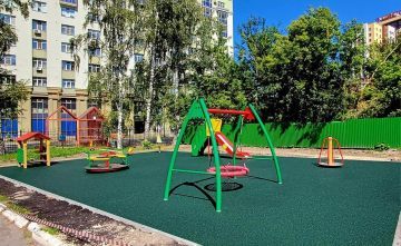 Установка небольшой детской площадки с покрытием возле жилого дома 2024